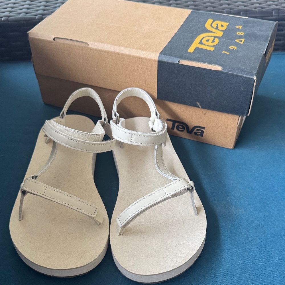 Teva Universal Slim Sandals in Cream Leather - size 6
